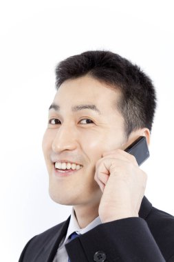 Telefondaki genç adamın portresi, stüdyo fotoğrafı.