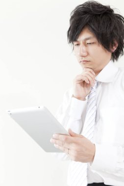 Ofiste tabletle çalışan iş adamı.