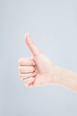 Beyaz arka planda el hareketi yapan kadınların yakın çekimi. 