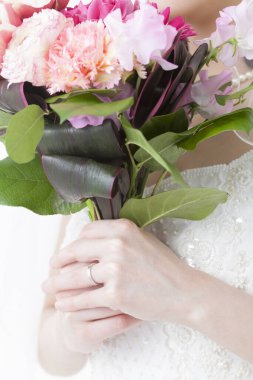 Gelinin elinde düğün buketi