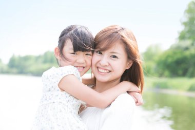 Anne ve kızı parkta.