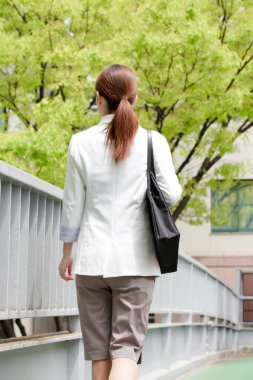 Жінка вигулює в місті