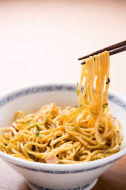 Kavanozlu geleneksel Çin eriştesi. 