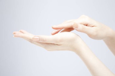 beyaz zemin üzerinde güzel eller