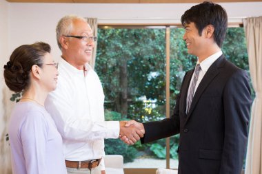 İş adamları iş hayatlarına daldılar..