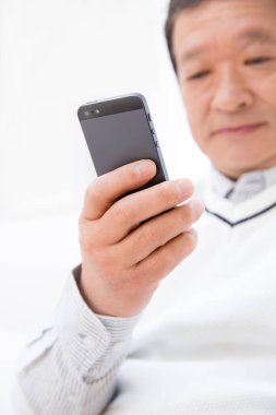 Akıllı telefon kullanarak kıdemli adamı kapat.