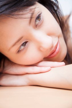 Beyaz arka plan üzerinde güzel genç Asyalı kadın portresi