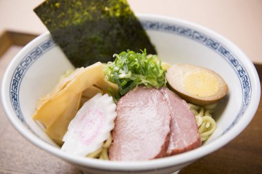 Japon erişteleri beyaz kasede servis edilir.