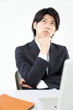 Ofiste düşünen bir iş adamının portresi