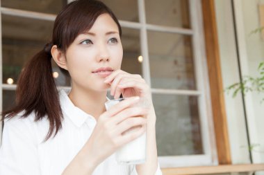 Buzlu kahveli çekici Asyalı kadın. 