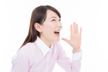 Genç Asyalı kadın beyaza yakın çığlık atıyor. 