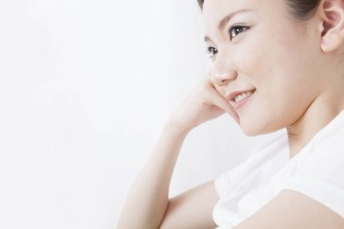 Gülümseyen genç bir kadının portresi 