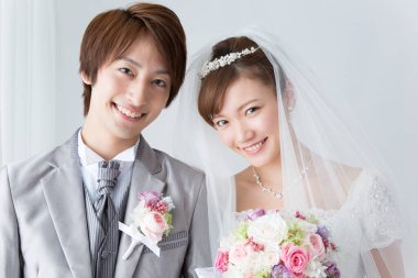 Genç ve güzel Asyalı gelin ve damat