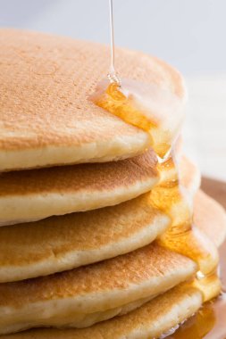 Lezzetli ballı krep manzarasını kapat.