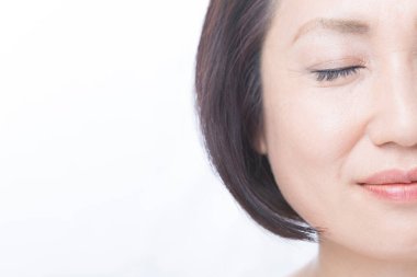 Stüdyo geçmişinde Asyalı son sınıf öğrencisi kadın yüzü var. 