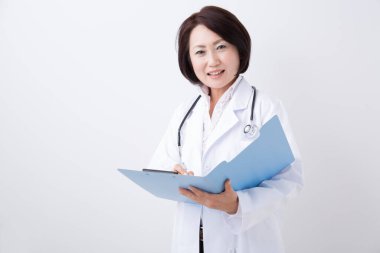 Dosyası olan gülümseyen bir kadın doktorun portresi. 