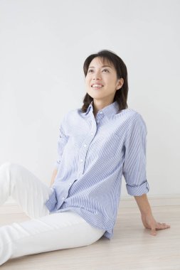 Yerde oturmuş poz veren bir kadın.