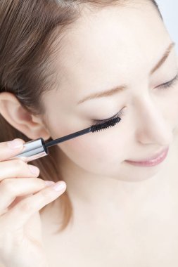Rimel süren güzel bir kadın. 