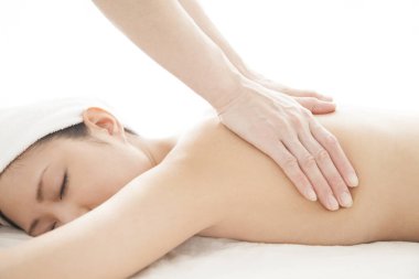 Kapalı - Kaplıcada masaj yaptıran bir kadın.