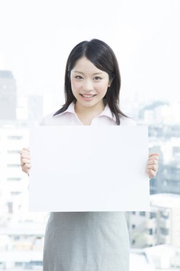 Asyalı kadın holding boş işareti