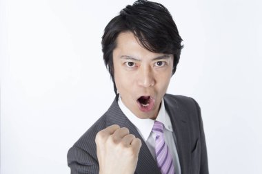 Beyaz takım elbiseli Japon işadamının portresi.