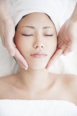 Güzel genç bir kız kaplıcada masaj yaptırıyor, kapatıyor.