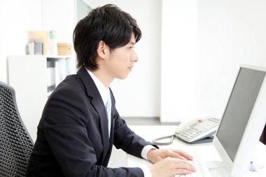 Ofiste bilgisayarla çalışan iş adamı.