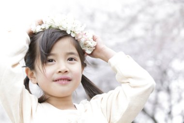 Parkta çelenkli Asyalı kız 