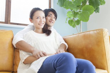 Mutlu genç çift modern evde dinleniyor.