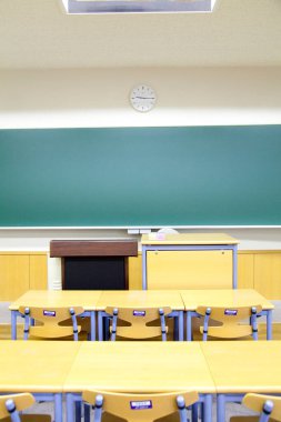 sandalye ve masa boş sınıf 