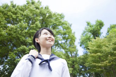 Sırt çantalı Asyalı kız öğrenci