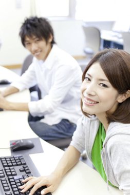 Sınıfta bilgisayar kullanan birkaç Japon öğrenci.