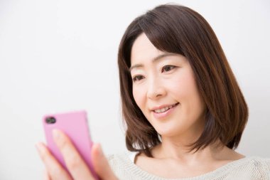 Cep telefonu kullanan Asyalı kadın.