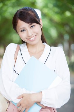 Parktaki Asyalı genç kız. 