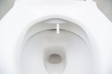 Banyoda beyaz klozet var.  