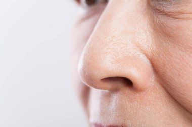 Kıdemli Asyalı kadının kapanışı.