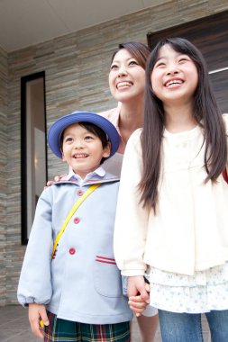 Asyalı ailenin açık hava portresini kapatın.