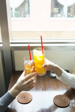 Kadınlar kafede kokteyl içiyor.