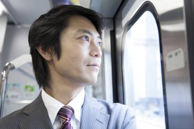 Genç Japon işadamı toplu taşıma kullanıyor