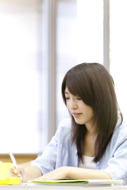 Masada kalemle yazan kadın