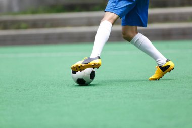 Futbol sahasında futbolcu