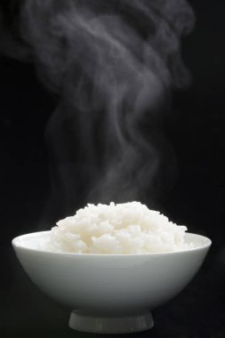 Masada pilavlı beyaz kase.