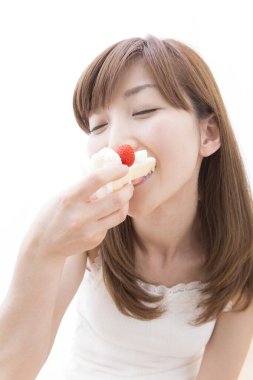 Pasta yiyen Asyalı kadın.