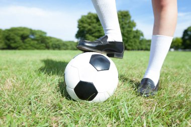 Futbolcu topa vuruyor