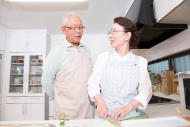 Mutfakta yemek pişiren son sınıf öğrencisi.