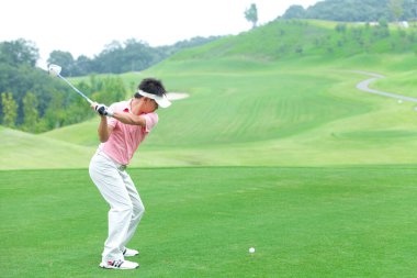 Golf sahasındaki genç adam.