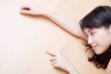 Beyaz arka plan üzerinde güzel genç Asyalı kadın portresi