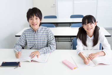 Okulda okuyan Japon kız ve oğlanın portresi