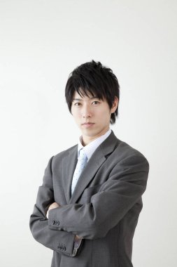 Beyaz arka planda genç Asyalı iş adamı 