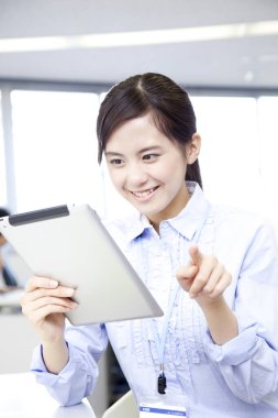 Tablet bilgisayar Office ile çalışan kadın 